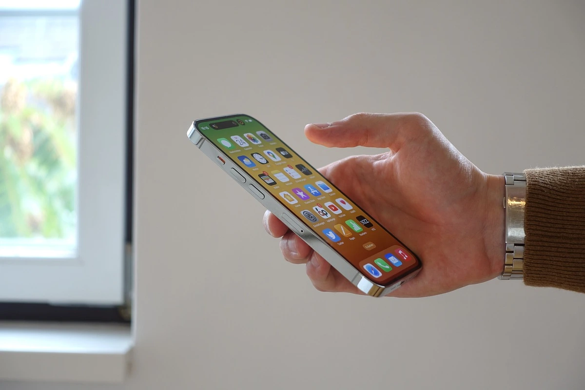 iPhones Into Smart Displays